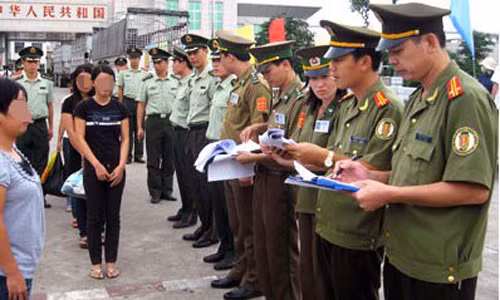 Phụ nữ bị buôn bán được phía Trung Quốc trao trả.