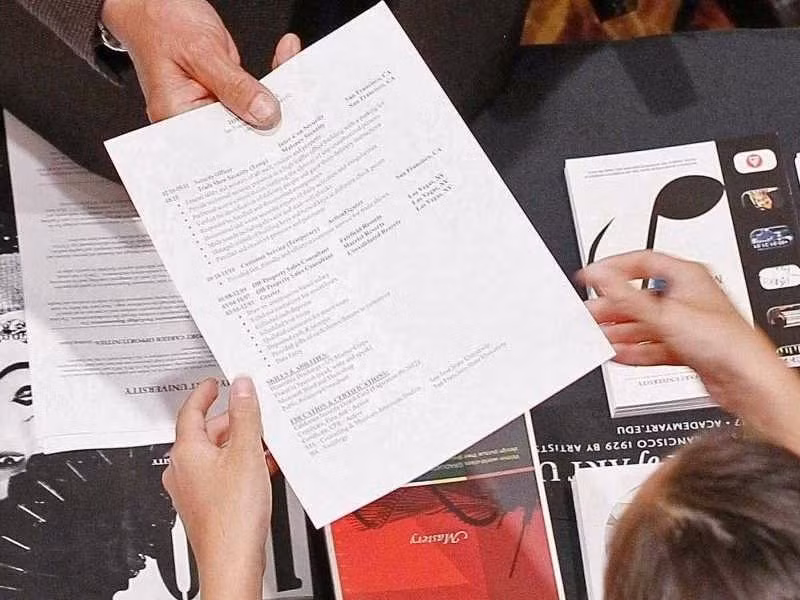 2. Nếu tên của bạn phổ biến, bạn sẽ có nhiều khả năng được tuyển dụng hơn. Theo nghiên cứu của ĐH Marquette, các nhà nghiên cứu đã tìm được bằng chứng cho thấy những cái tên phổ biến thường được yêu thích.