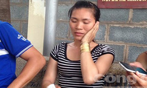 Nam thanh nien mang kiem “xu” nu chu quan com