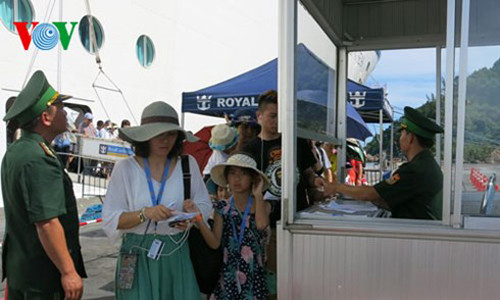 Du thuyen lon thu 3 the gioi cap cang Chan May