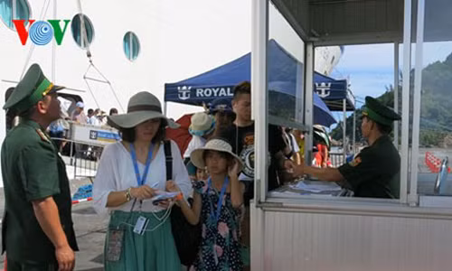 Du thuyen lon thu 3 the gioi cap cang Chan May