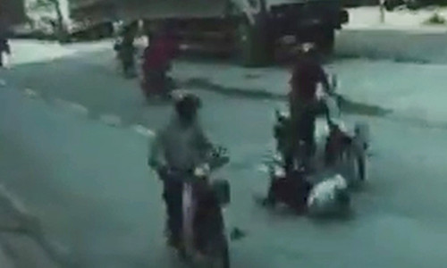 Truy tim nguoi di xe may dam cu ba di bo tu vong