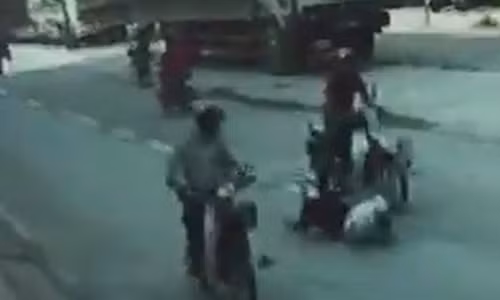 Truy tim nguoi di xe may dam cu ba di bo tu vong