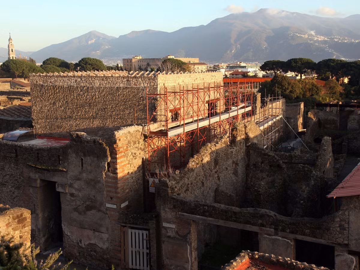 Tại Pompeii, các chuyên gia đã tìm thấy hàng ngàn xác ướp hóa đá với đủ các tư thế, hình dáng từ phụ nữ, trẻ em hay nam giới kinh hãi tột độ khi núi lửa phun trào quá nhanh khiến họ không kịp chạy thoát thân.