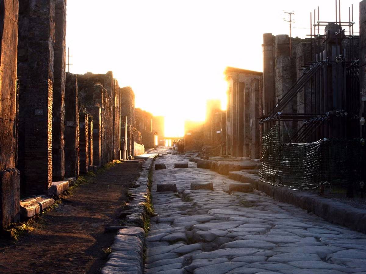 Kể từ sau khi gặp phải thảm họa Pompeii, thành phố "ngủ say" dưới lớp đất đá và được các chuyên gia tìm thấy năm 1748.