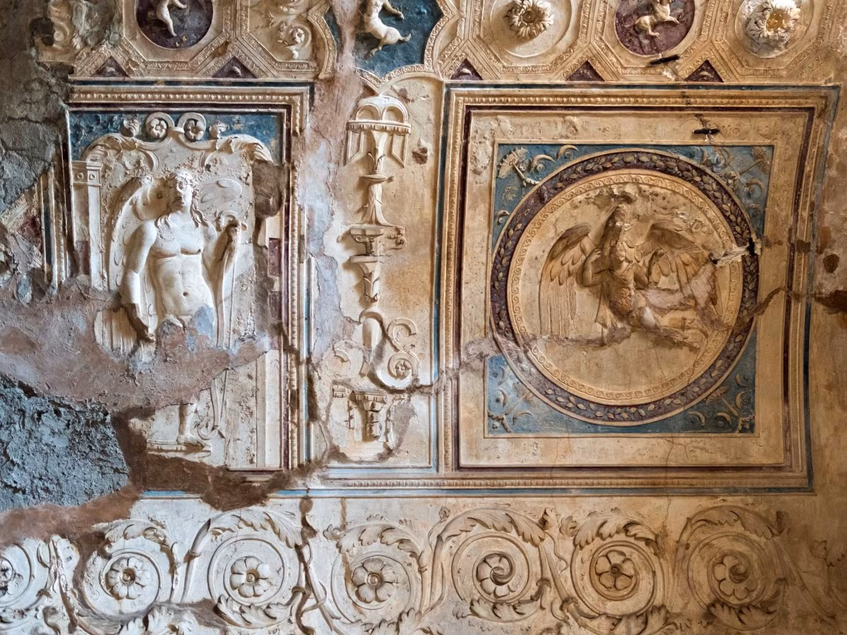 Thành phố cổ Pompeii vẫn còn khá nguyên vẹn dưới lớp đất đá. Trước khi xảy ra thảm họa kinh hoàng trên, người La Mã đã sống ở Pompeii từ thế kỷ 1 và dần trở thành địa điểm lý tưởng dành cho giới thượng lưu đến nghỉ ngơi. Nhiều ngôi nhà ở Pompeii vô cùng sang trọng, rộng rãi và được chạm khắc những hoa văn vô cùng tinh xảo.