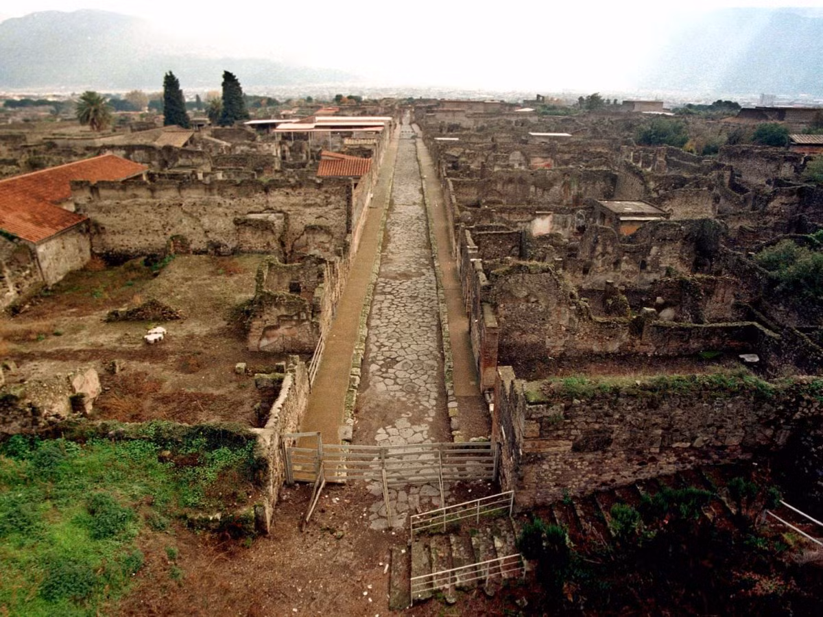 Gần 2.000 người thiệt mạng khi thành phố cổ Pompeii bị núi lửa chôn vùi ngày 24/8 năm 79. Núi lửa Vesuvius xóa sổ toàn bộ thành phố Pompeii được đánh giá là một trong những núi lửa nguy hiểm nhất thế giới và vô cùng nổi tiếng.