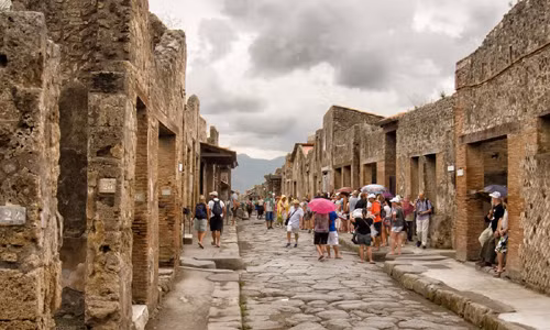Hàng năm có khoảng 2,5 triệu du khách ghé thăm thành phố cổ sầm uất một thời Pompeii được UNESCO công nhận là Di sản Thế giới. Khi đến đây, du khách có thể đi bộ dọc các con đường, ghé thăm các ngôi nhà cổ, chợ cá, nhà hát, đền chùa hay thậm chí là nhà thổ.