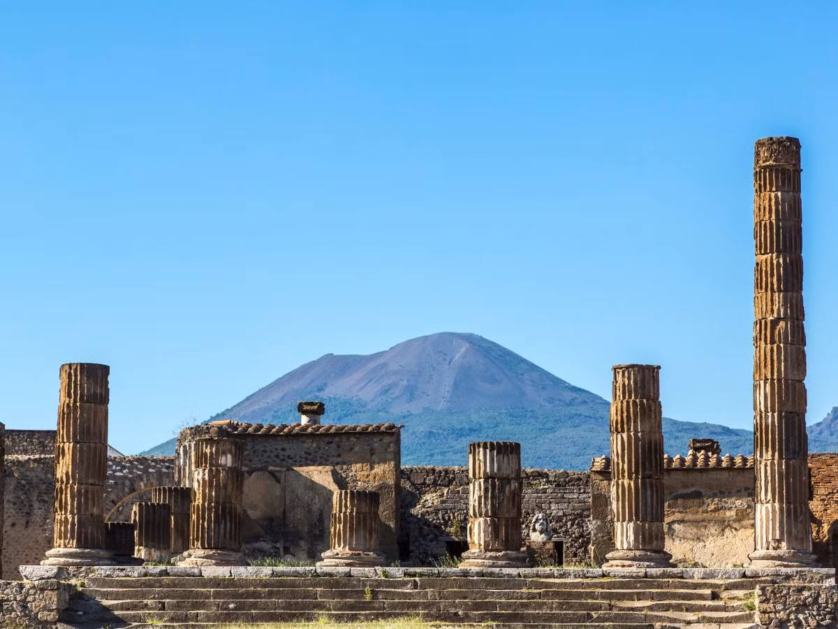 Hàng ngàn tấn tro bụi núi lửa vùi lấp thành phố Pompeii đã khiến nơi đây được bảo quản khá tốt, các kiến trúc không bị phá hủy.