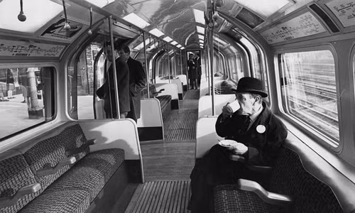 Một quan chức London thư thái thưởng thức ly cafe khi di chuyển bằng hệ thống tàu điện ngầm ở Anh trong những ngày đầu hoạt động. Khi đó, người dân di chuyển bằng phương tiện này vẫn còn khá ít nên không gian bên trong tàu rộng rãi.