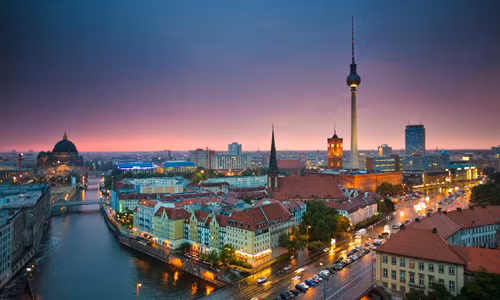 Trước khi Berlin trở thành thủ đô của Đức, các thành phố khác từng là "kinh đô" của quốc gia này bao gồm: Aachen, Regensburg, Frankfurt-am-Main, Nuremberg, Weimar, Bonn. Đây là một trong những điều thú vị về nước Đức mà không phải ai cũng biết.