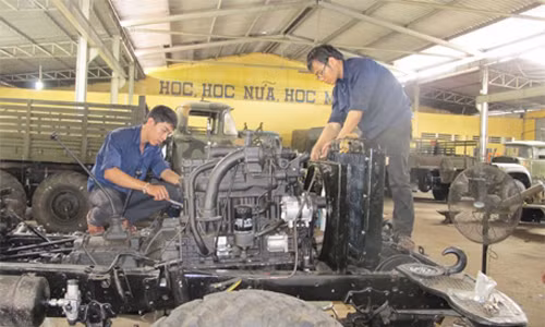 Viet Nam lam chu cong nghe diesel hoa xe quan su