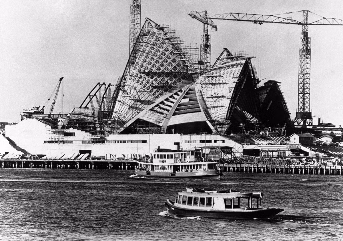 Đây là ảnh chụp Nhà hát Opera Sydney ngày 19/6/1965 đang trong quá trình xây dựng. Mãi đến ngày 20/10/1973, Nhà hát Opera Sydney mới chính thức mở cửa và trở thành một trong những khu biểu diễn nghệ thuật ấn tượng thế giới.