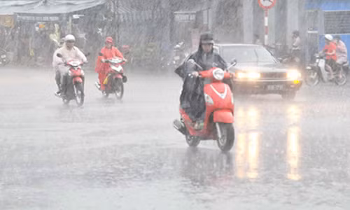 Bien Dong co song lon, gio manh, co the co loc xoay