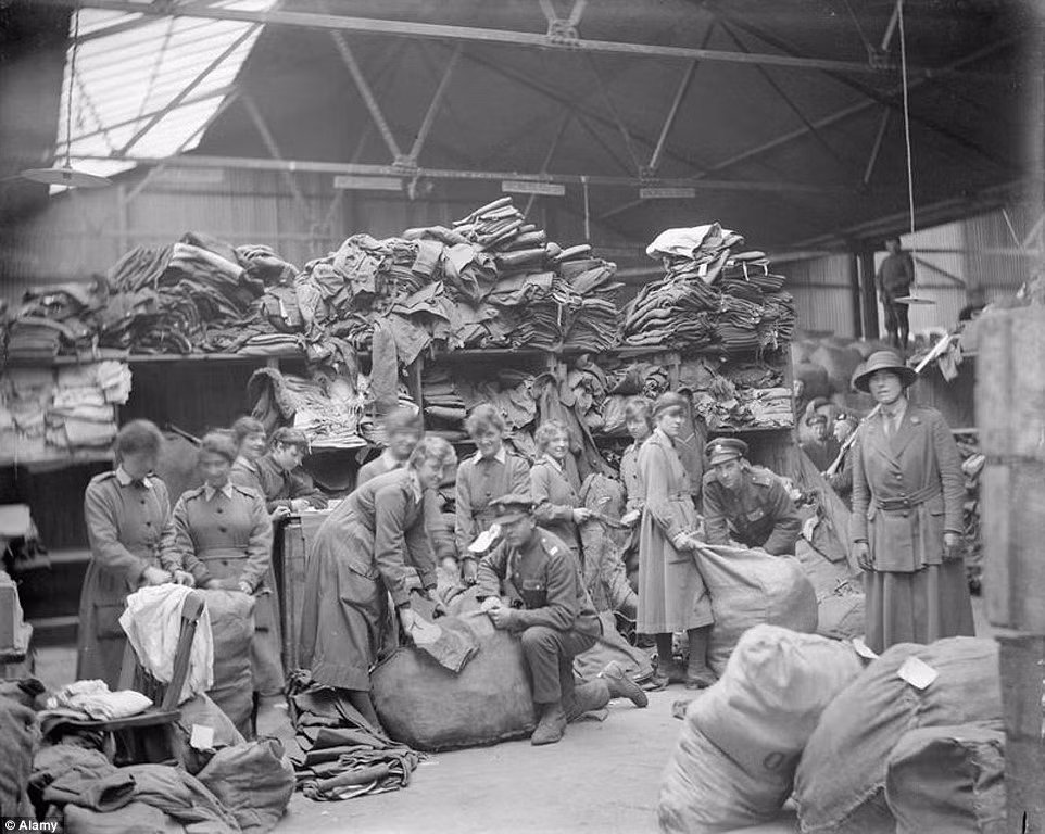 Nữ công nhân cùng các binh sĩ nam sắp xếp quân phục tại Kho hậu cần quân đội ở Vendraux.