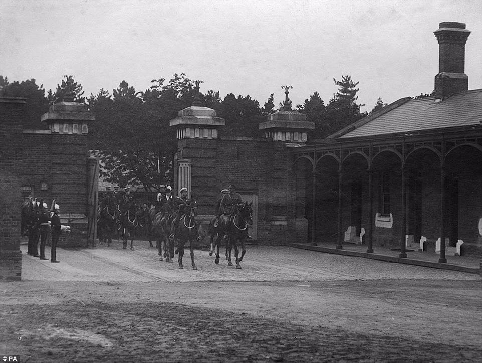 Vua George V cùng với binh sĩ cưỡi ngựa tuần hành hồi Chiến tranh thế giới 1.