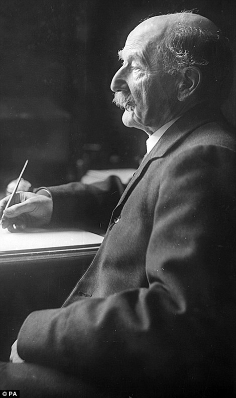 Nhà văn lớn Thomas Hardy cũng được nữ nhiếp ảnh gia Olive Edis chụp hình.