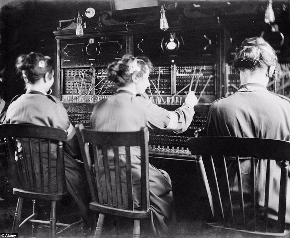 Các nữ nhân viên thuộc Đơn vị hiệp trợ trong quân đội Queen Mary làm việc tại Henriville, phía đông bắc nước Pháp.