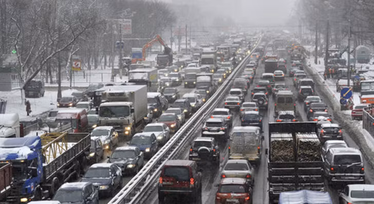 Điều thú vị ở Nga tiếp theo đó là giới thượng lưu ở Nga thường thuê xe cứu thương giả để có thể được nhường đường khi xảy ra tình trạng tắc đường tồi tệ.