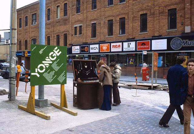 Cửa hàng Music World nằm ở góc đường Yonge và Gould.