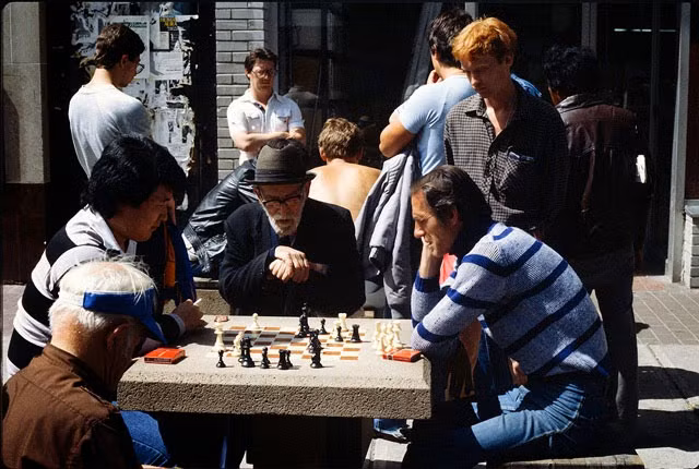 Một số người thư giãn, giải trí bằng việc chơi đánh cờ ngoài trời.