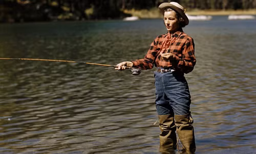 Nữ cao bồi câu cá ở hồ String, Jackson Hole, Wyoming, Mỹ năm 1948.