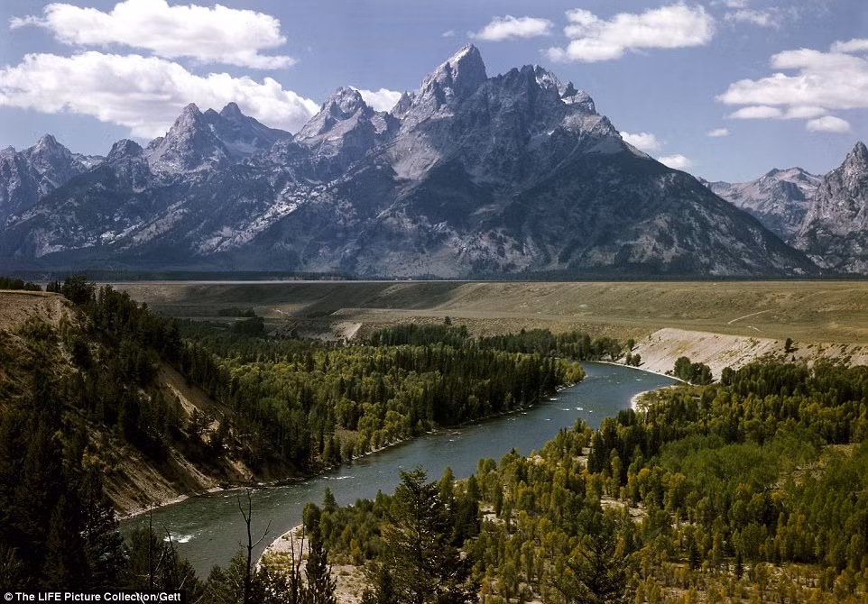 Dọc theo sông Rắn (Snake River) (trong ảnh) là đến công viên quốc gia Grand Tetons.
