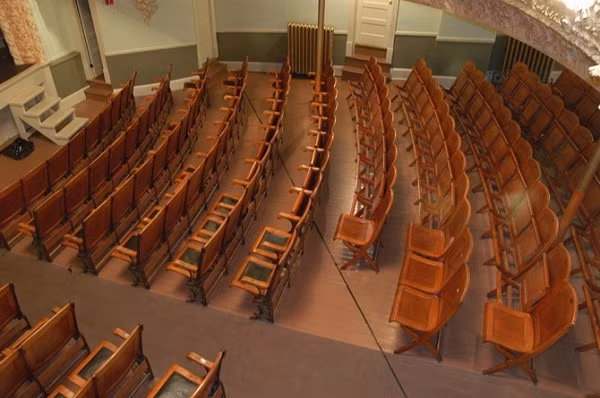 Biên giới lãnh thổ giữa Mỹ và Canada là đường biên giới dài nhất thế giới và vô cùng đặc biệt khi nó chia cắt thư viện Haskell Free và nhà hát Opera ra làm hai. Trong đó, sân khấu của nhà hát thuộc địa phận lãnh thổ Canada nhưng cổng vào và hầu hết ghế ngồi thì nằm bên phía nước Mỹ.