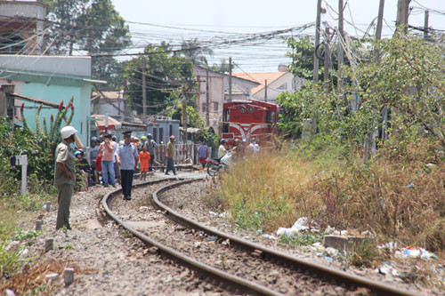 Sa lan tong sap cau Ghenh: Ca doan tau suyt lao xuong song-Hinh-2