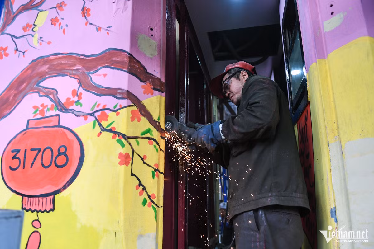 Không còn màu sắc như thường thấy, "chiếc áo mới" rực rỡ sắc xuân hiển hiện rõ rệt ở phần ngoại thất của toa tàu.