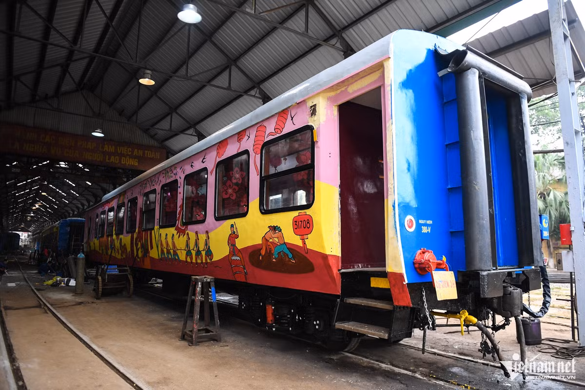 Bên trong mỗi toa tàu cũng được trang trí đẹp mắt với các biểu tượng đặc trưng của Tết với những gam màu mới. 