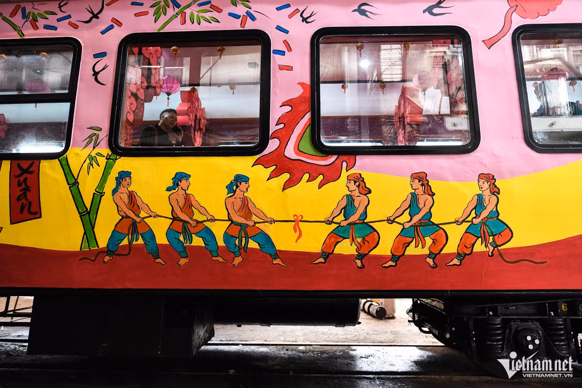 Theo chia sẻ của ban quản lý đường sắt, mỗi năm, vào ngày cuối cùng của năm cũ, rất nhiều hành khách mới kịp ra ga mua vé về nhà đón Tết. Như vậy, với những người ở nhà xa sẽ đón giao thừa cùng nhân viên đường sắt trên tàu. "Chuyến tàu xuân" là một dự án đặc biệt để dành tặng một không khí Tết tới những hành khách này. 