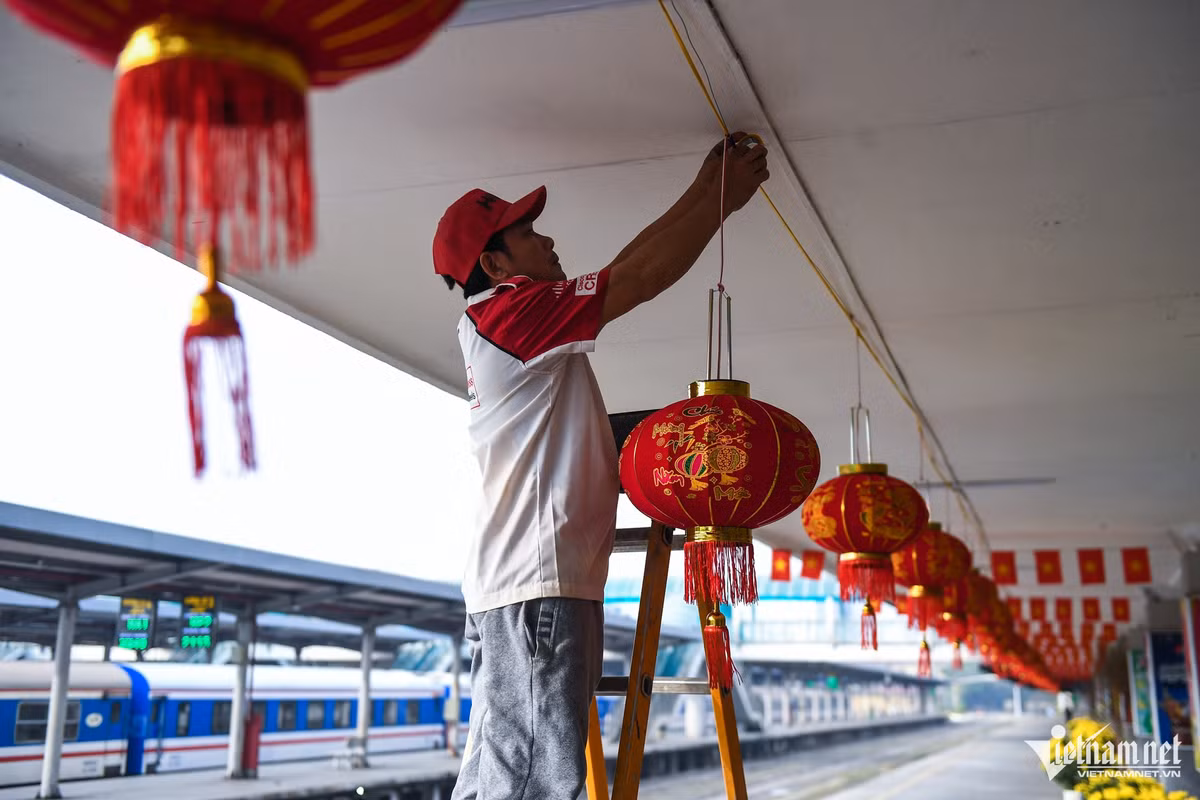 Tại ga Hà Nội những ngày này không khí Tết cũng ngập tràn khi sân ga được tô điểm thêm những màu sắc rực rỡ. 