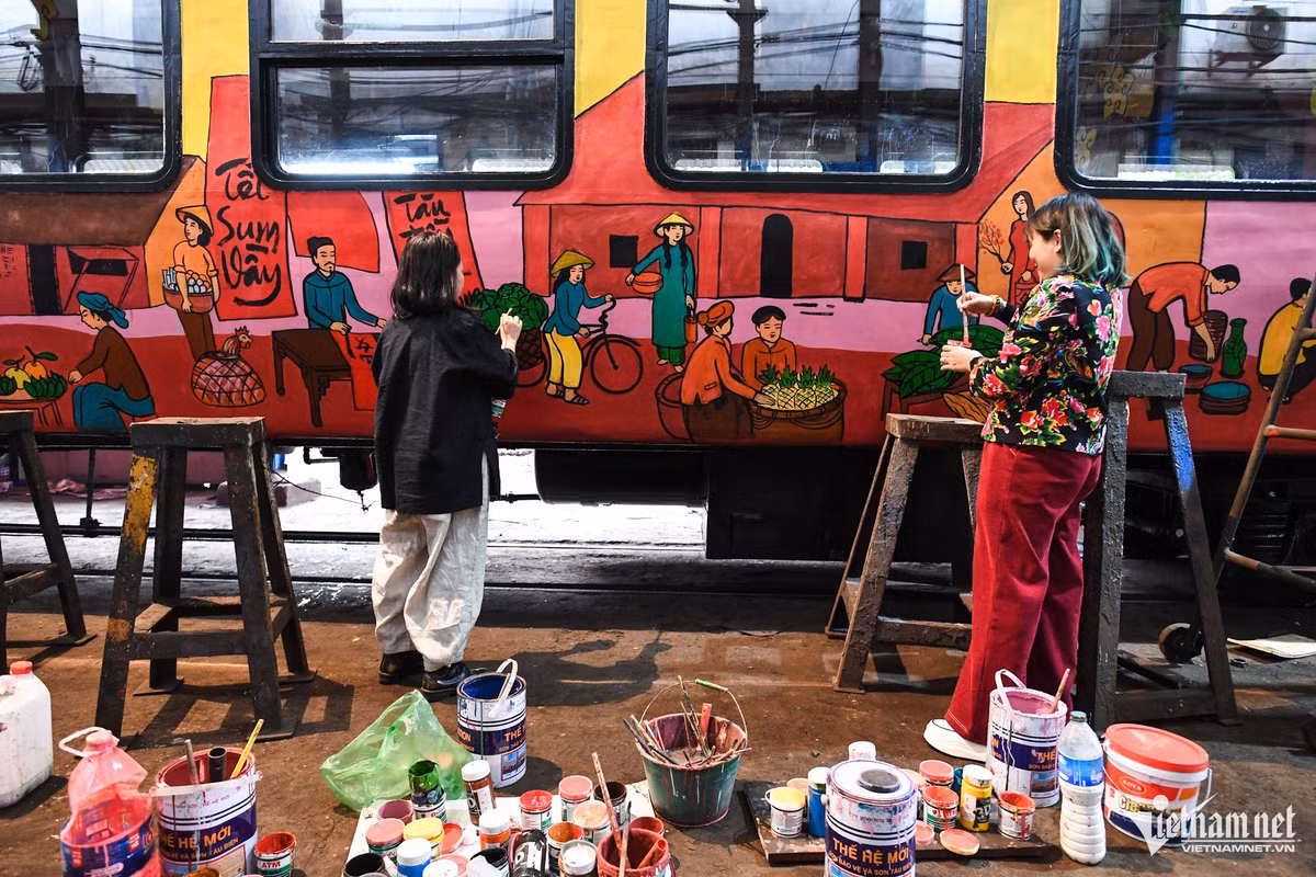 Nữ họa sĩ Trần Triệt Tuyết cho biết: "Nhóm chúng tôi thường xuyên tổ chức vẽ tranh cùng nhau nhưng đây là lần đầu tiên cả đội vẽ tranh vào đúng thời khắc giao thừa đón năm mới. Đó sẽ là một hành trình tràn ngập ý nghĩa". 