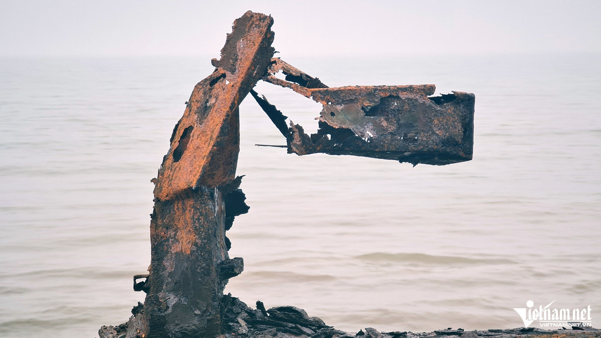 Một lãnh đạo TP Sầm Sơn cho biết, thời gian vừa qua hệ thống lan can bằng sắt dọc bãi biển bị hư hỏng nghiêm trọng, nguyên nhân là do bị nước biển ăn mòn.