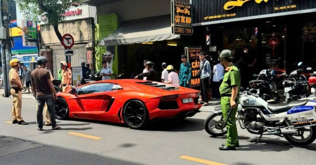 Danh tính cụ ông lái Lamborghini dừng bất thường giữa đường ở TPHCM Danh tinh cu ong lai Lamborghini dung bat thuong giua duong o TPHCM
