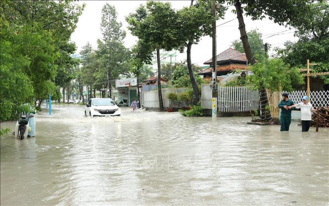 Mưa dông lớn bất ngờ, nhiều công trình ở Bình Dương bị hư hỏng - Hình 2 Mua dong lon bat ngo, nhieu cong trinh o Binh Duong bi hu hong-Hinh-2