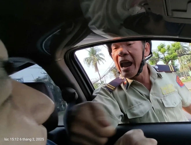 Lam ro nhan vien bao ve tan cong tai xe oto o TP.HCM-Hinh-2