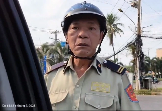 Lam ro nhan vien bao ve tan cong tai xe oto o TP.HCM