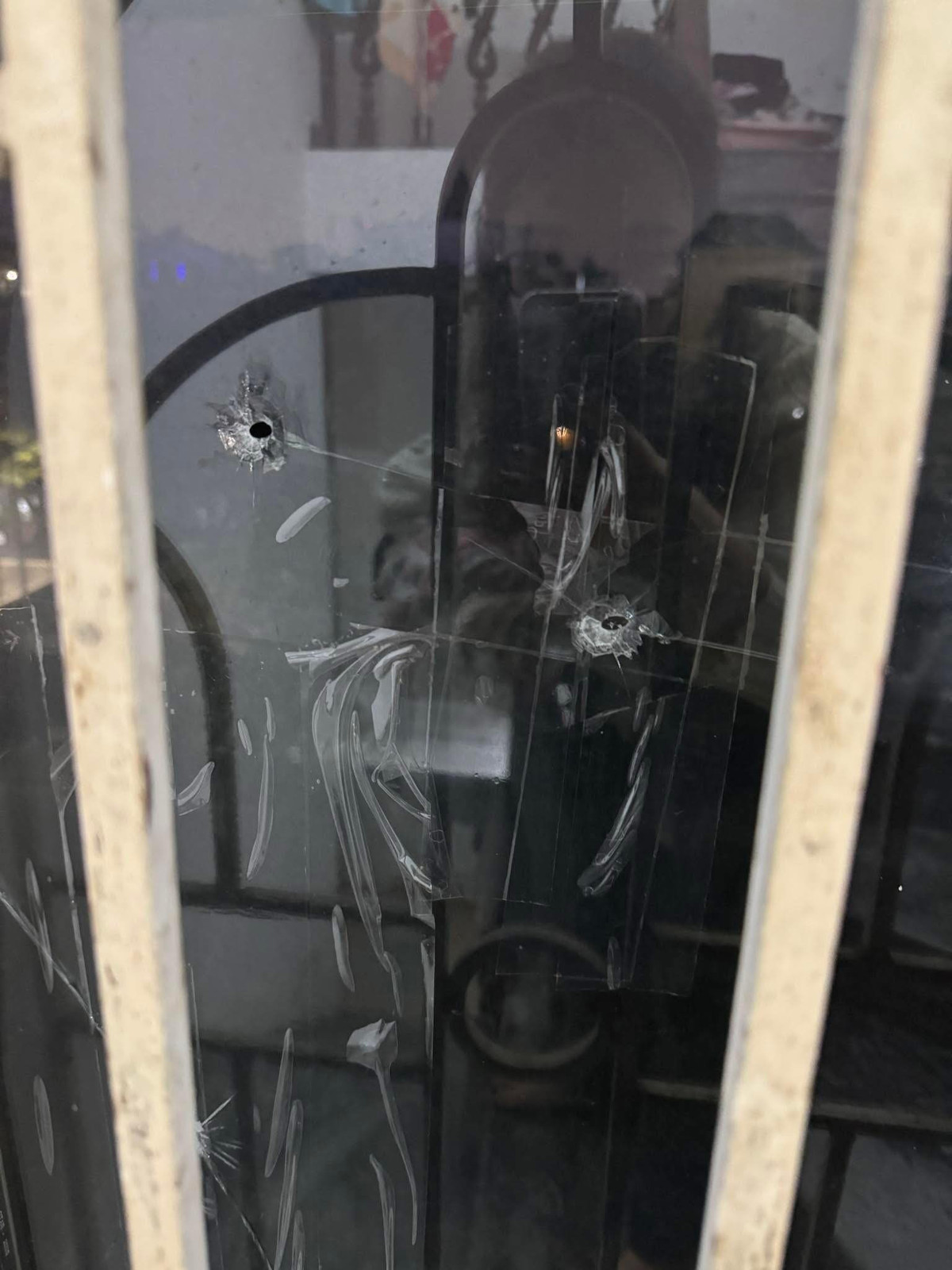 Cong an dieu tra vu cua kinh nha dan Ha Noi bi ban thung-Hinh-4