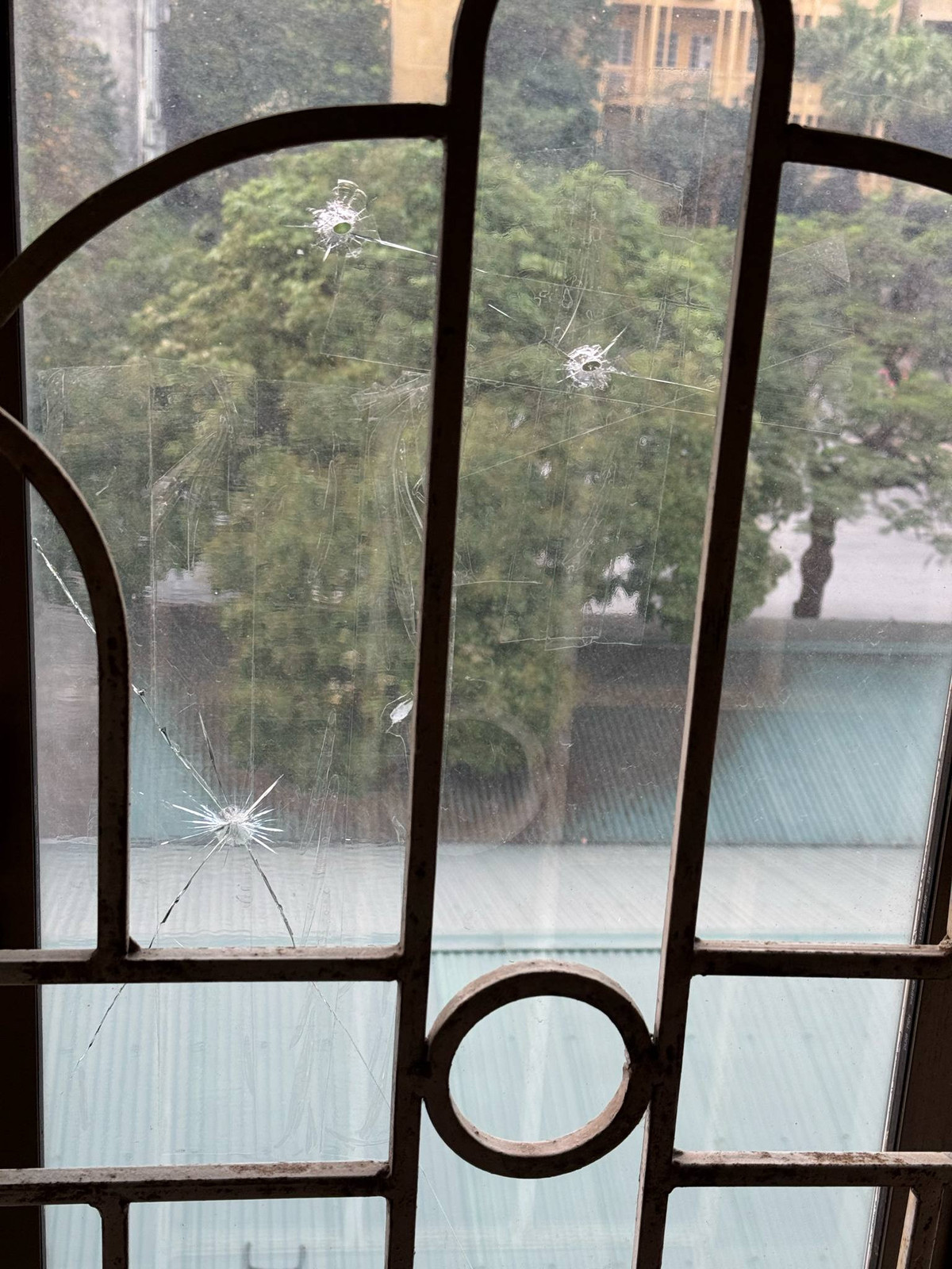 Cong an dieu tra vu cua kinh nha dan Ha Noi bi ban thung-Hinh-2