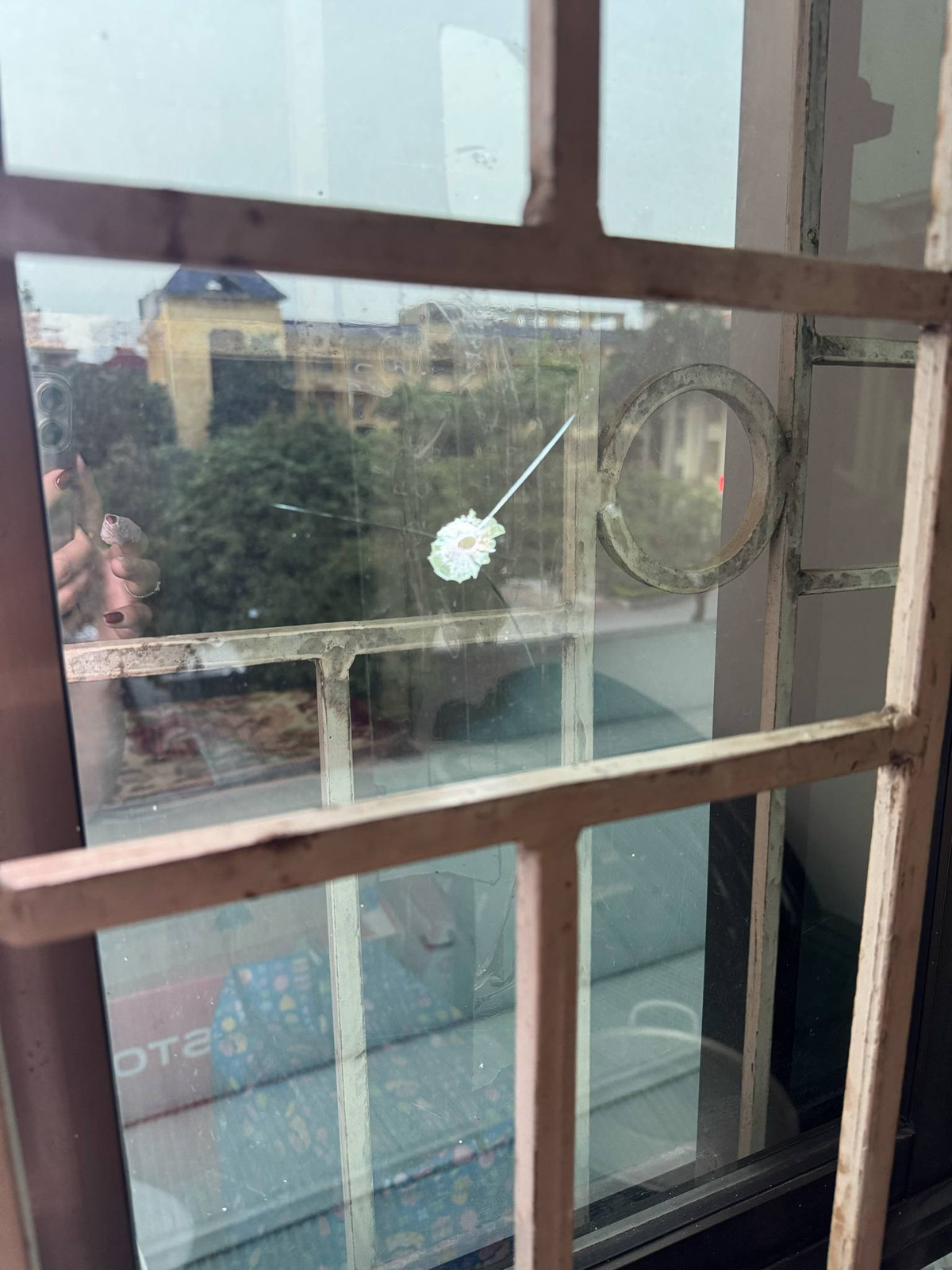 Cong an dieu tra vu cua kinh nha dan Ha Noi bi ban thung-Hinh-3