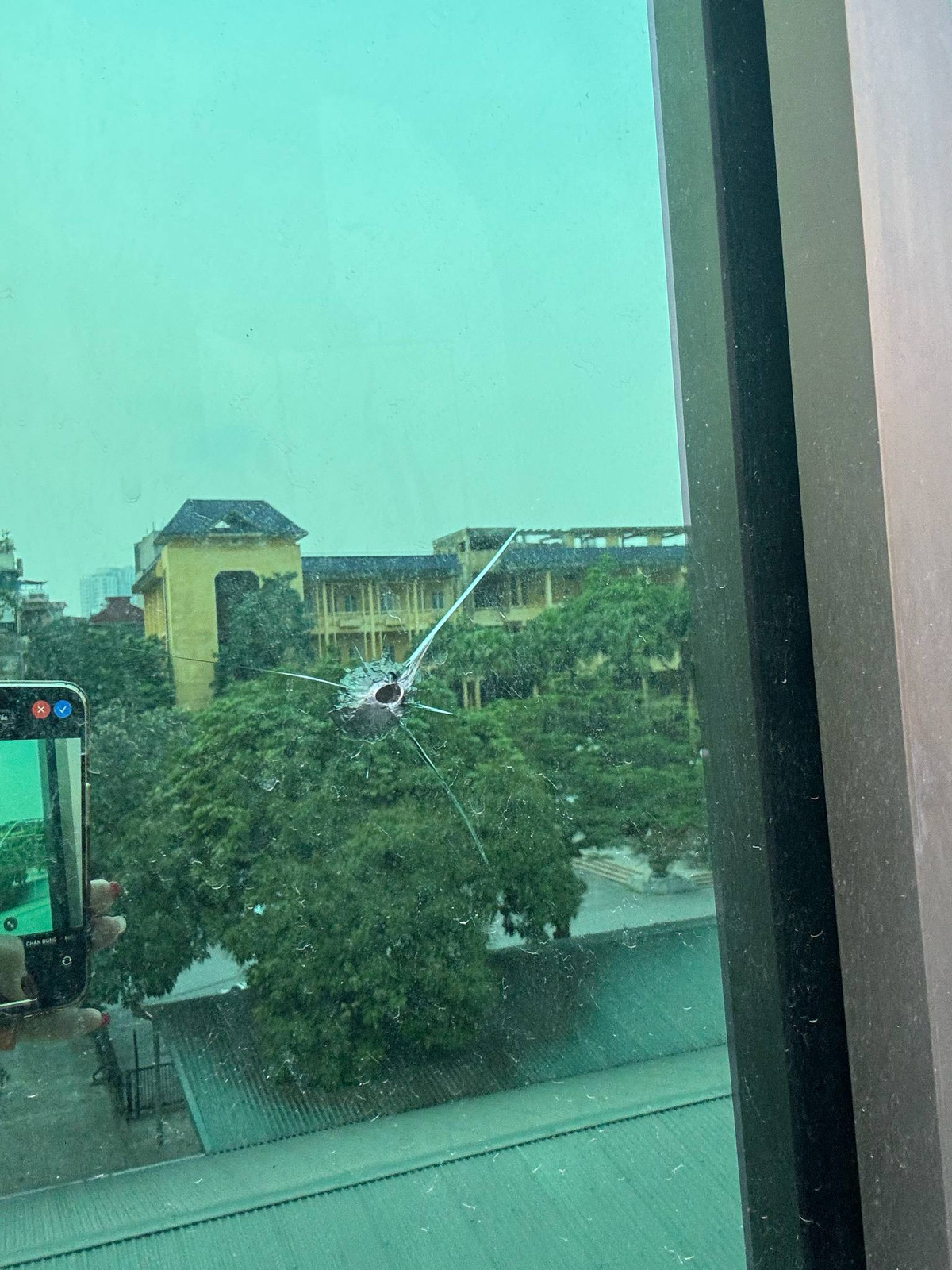 Cong an dieu tra vu cua kinh nha dan Ha Noi bi ban thung