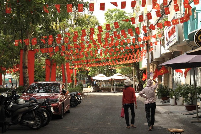 Những ngày giữa tháng tư, đường phố TP HCM như được khoác áo mới với hàng trăm lá cờ đỏ sao vàng tung bay trong gió.