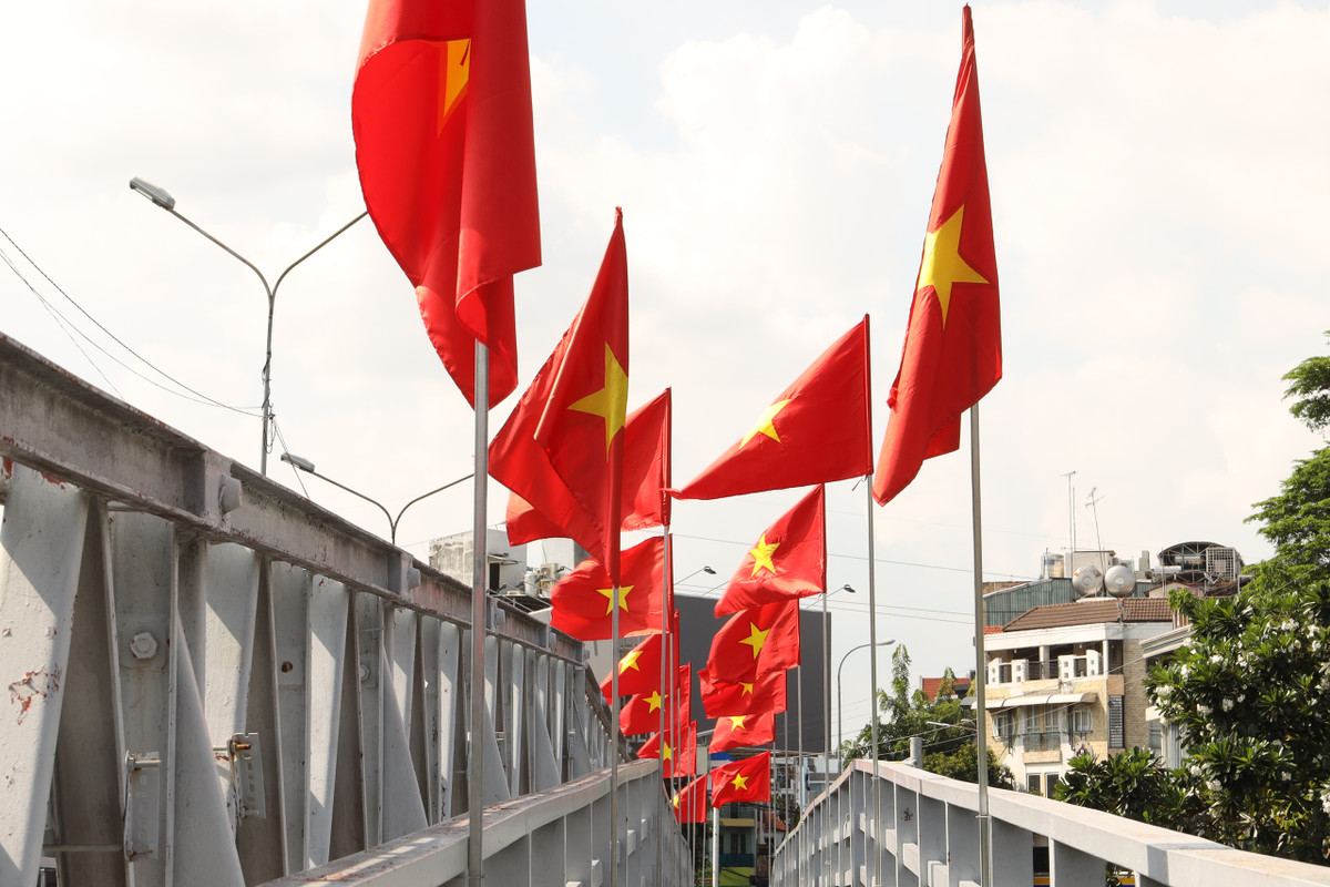 Tại quận 5, tuyến đường Trần Hưng Đạo trở thành điểm nhấn khi cờ đỏ sao vàng được treo dọc hai bên. Không khí chuẩn bị cho ngày 30-4 đang lan tỏa rõ nét, từ khu dân cư, cơ quan công sở đến các tuyến phố trung tâm.