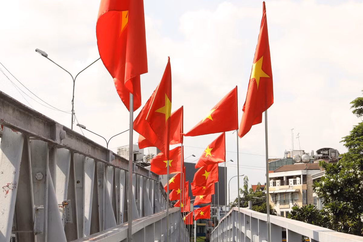 Tại quận 5, tuyến đường Trần Hưng Đạo trở thành điểm nhấn khi cờ đỏ sao vàng được treo dọc hai bên. Không khí chuẩn bị cho ngày 30-4 đang lan tỏa rõ nét, từ khu dân cư, cơ quan công sở đến các tuyến phố trung tâm.