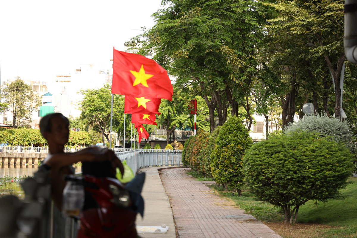 Người phụ nữ bày tỏ niềm tự hào khi chứng kiến sự phát triển của đất nước hôm nay, đồng thời xúc động nhớ về công lao của các thế hệ cha ông. "Tôi luôn biết ơn những người chiến sĩ đã hy sinh vì độc lập, hòa bình để chúng ta có cuộc sống ấm no, hạnh phúc như hiện tại" - Chị Liên chia sẻ. 