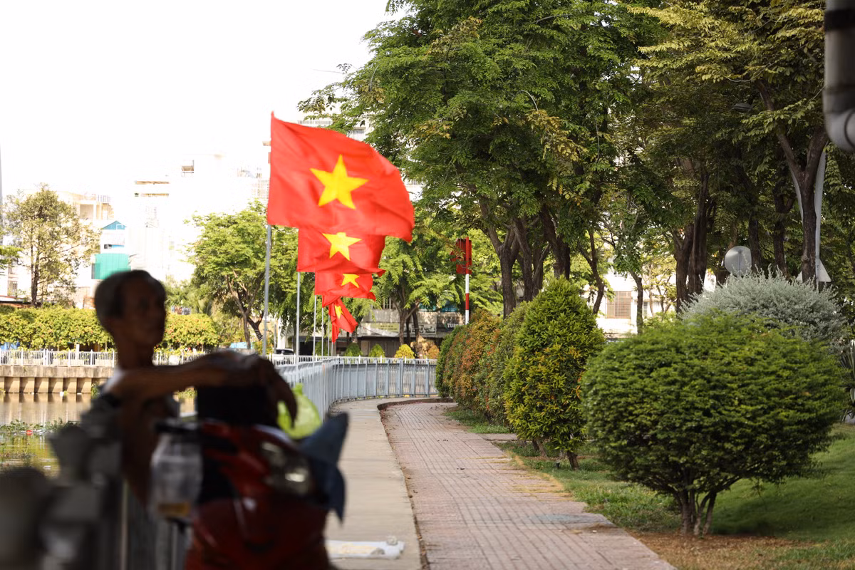 Người phụ nữ bày tỏ niềm tự hào khi chứng kiến sự phát triển của đất nước hôm nay, đồng thời xúc động nhớ về công lao của các thế hệ cha ông. "Tôi luôn biết ơn những người chiến sĩ đã hy sinh vì độc lập, hòa bình để chúng ta có cuộc sống ấm no, hạnh phúc như hiện tại" - Chị Liên chia sẻ. 