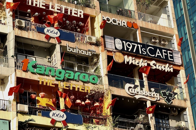 TP HCM đang sẵn sàng cho sự kiện trọng đại, nơi từng góc phố với màu cờ rực rỡ đều mang trong mình thông điệp về khát vọng hòa bình, thống nhất và lòng biết ơn sâu sắc đối với thế hệ đi trước.