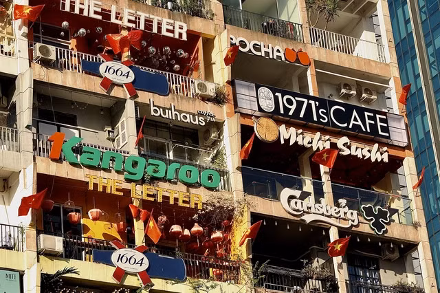 TP HCM đang sẵn sàng cho sự kiện trọng đại, nơi từng góc phố với màu cờ rực rỡ đều mang trong mình thông điệp về khát vọng hòa bình, thống nhất và lòng biết ơn sâu sắc đối với thế hệ đi trước.